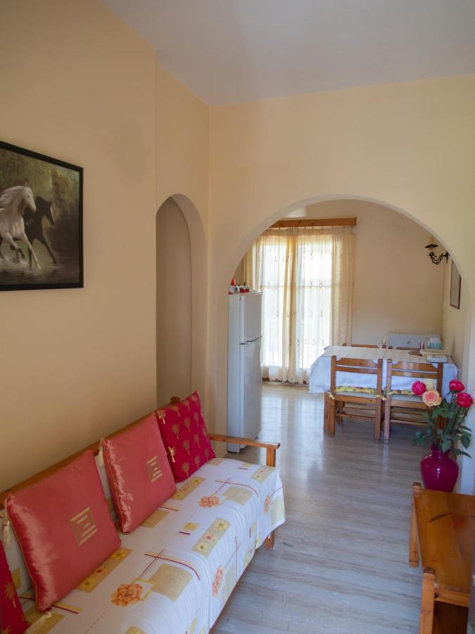 Eleni's & 1 Apartment